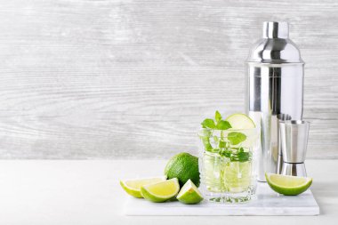 Mojito yapılmış ev kokteyl