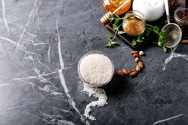 Rauwe ingrediënten voor het koken van rijst pudding — Stockfoto