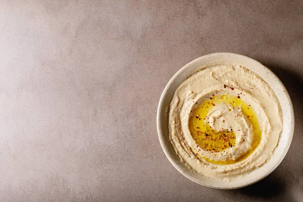 Hummus with olive oil in ceramic bowl — Stock Photo, Image