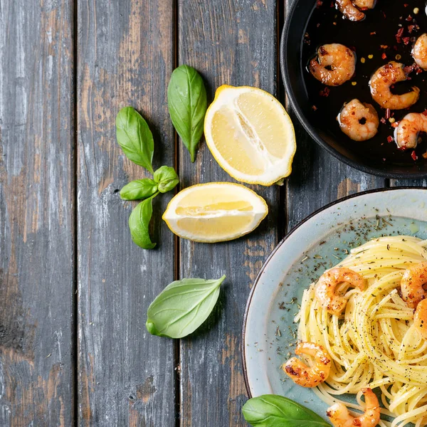 Kızarmış karides karides İtalyan spagetti makarna — Stok fotoğraf