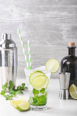 Mojito yapılmış ev kokteyl