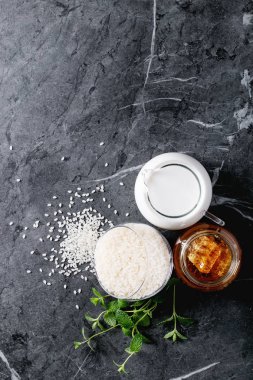 Pişirme sütlaç için ham maddeler