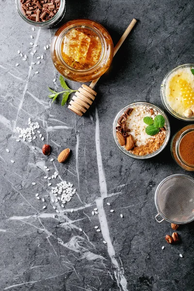 Rijst pudding met honing en kaneel — Stockfoto