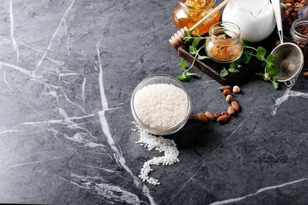 쌀 푸딩 을 요리하는 원료 — 스톡 사진