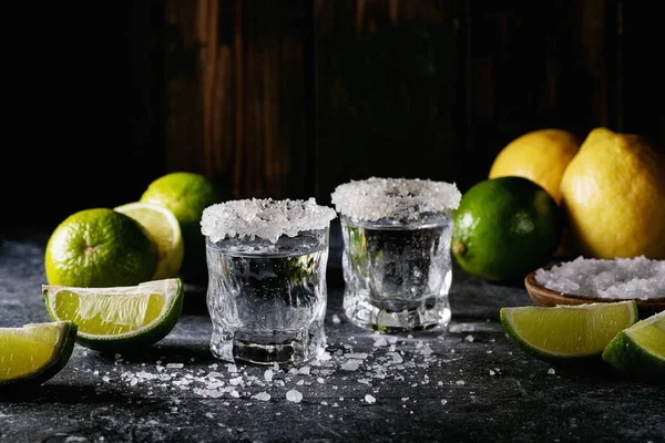 Tequila en un vaso —  Fotos de Stock