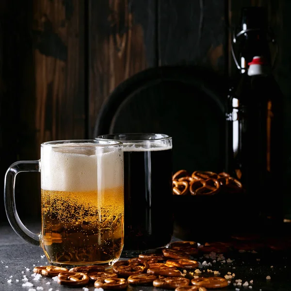 Легкое и темное пиво в стеклянных кружках — стоковое фото