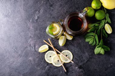 Cam kavanozda buzlu çay