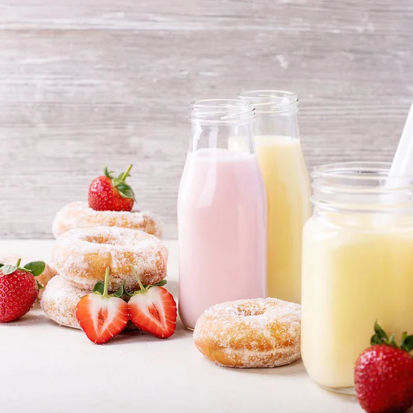 Сахарные пончики с молочными коктейлями — стоковое фото