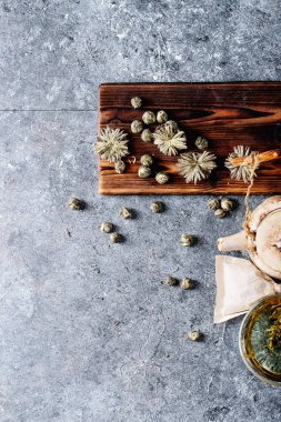 Seramik çaydanlık ile yeşil çay