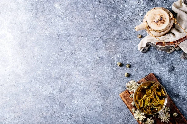 Grüner Tee mit Keramik-Teekanne — Stockfoto