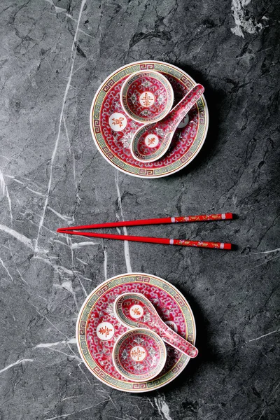 Verscheidenheid van lege Chinese keramische platen — Stockfoto