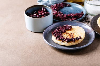 Zeytin tapenade ev yapımı ekmek ile servis
