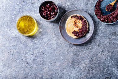 Zeytin tapenade ev yapımı ekmek ile servis