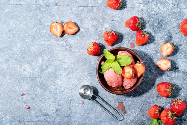 Sorbet ice cream in wooden bowl — Stock Photo, Image