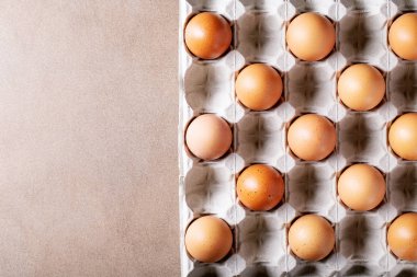Karton kutuda yumurtalar