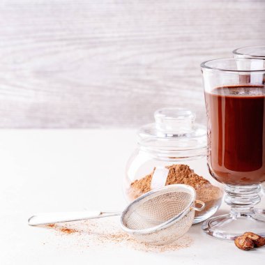 Ev yapımı sıcak çikolata içeceği.