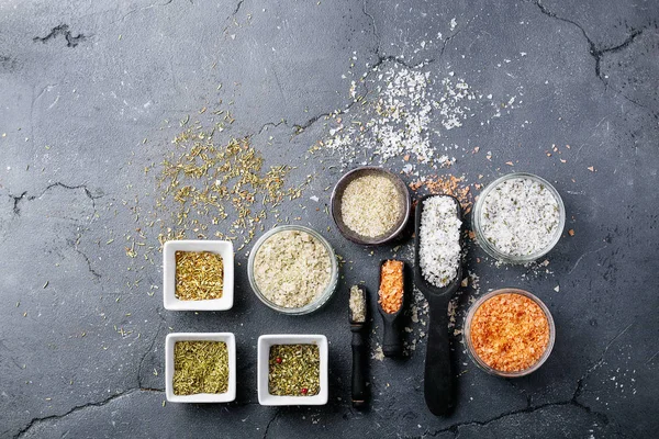 Verscheidenheid aan zout en kruiden — Stockfoto