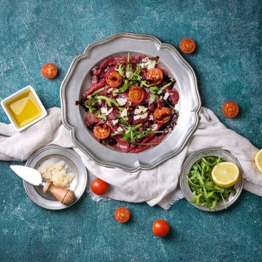 Domates ile taze sığır carpaccio