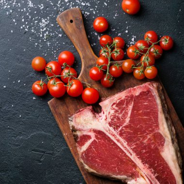 Taze çiğ t-bone biftek