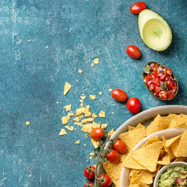 Mexican nachos serveras med guacamole — Stockfoto