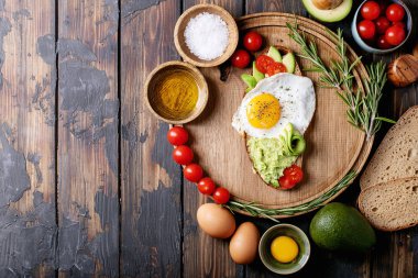 Pişmiş yumurta ile Avacado tost