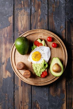 Pişmiş yumurta ile Avacado tost