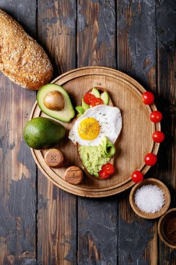 Pişmiş yumurta ile Avacado tost