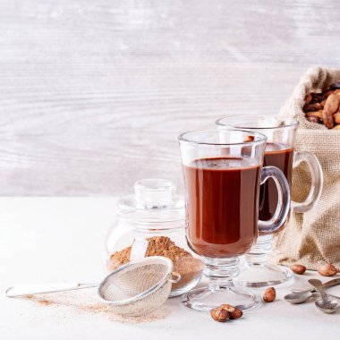 Ev yapımı sıcak çikolata içeceği.