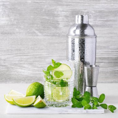 Mojito yapılmış ev kokteyl