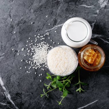 Pişirme sütlaç için ham maddeler