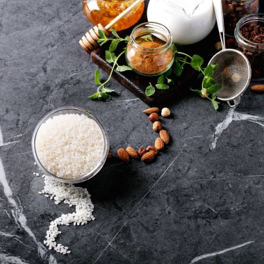 Pişirme sütlaç için ham maddeler