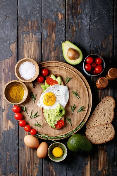 Tostadas de vacado con huevo cocido — Foto de Stock