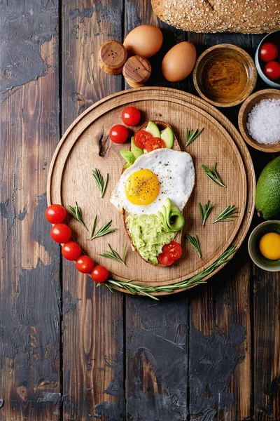 Pişmiş yumurta ile Avacado tost — Stok fotoğraf