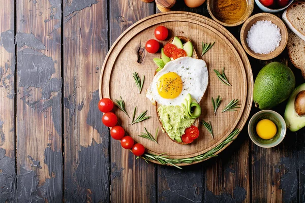 Pişmiş yumurta ile Avacado tost — Stok fotoğraf