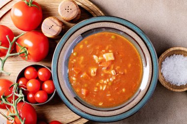 domates ve sebze çorbası