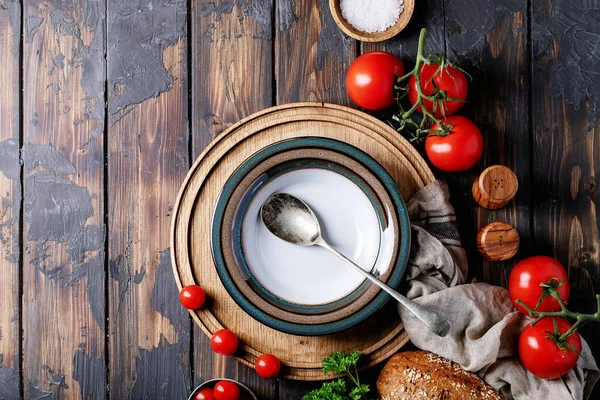 Empty ceramic plate with fresh tomatoes — Stock Photo, Image