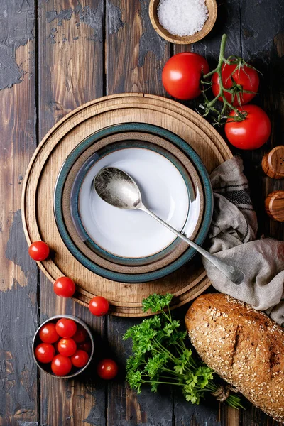 Taze domates ile boş seramik tabak — Stok fotoğraf