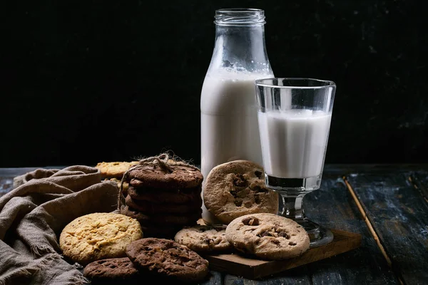 Hembakade kakor med mjölk — Stockfoto