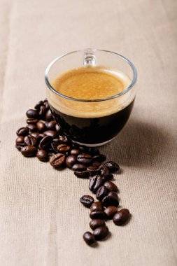 Kahverengi örtülü tarçın kaplı cam bardaklarda taze kahve. Üst manzara, düz uzanma