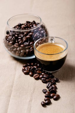 Kahverengi örtülü tarçın kaplı cam bardaklarda taze kahve. Üst manzara, düz uzanma