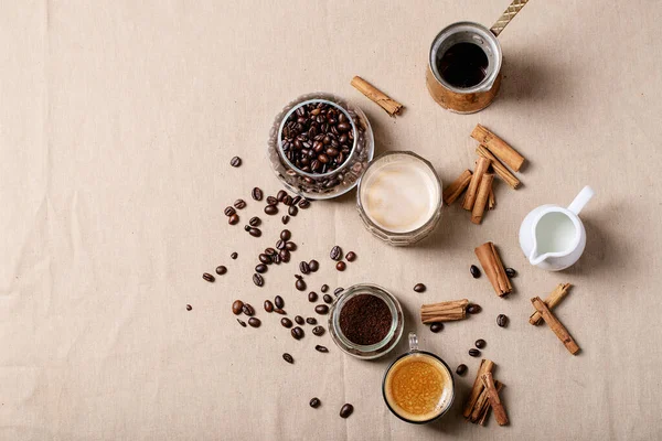 茶色の布の背景にシナモンスティックとガラスカップで新鮮なコーヒー トップビュー フラットレイアウト — ストック写真