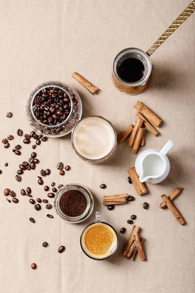 Café Fresco Tazas Vidrio Con Palitos Canela Sobre Fondo Tela — Foto de Stock