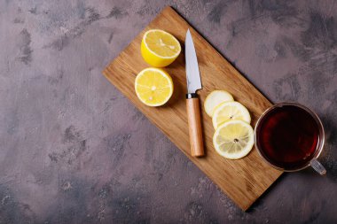 Kahverengi dokuya sahip taze limonlarla servis edilen cam bardakta siyah çay. Üst Manzara. Boşluğu Kopyala