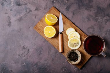 Kahverengi dokuya sahip taze limonlarla servis edilen cam bardakta siyah çay. Üst Manzara. Boşluğu Kopyala