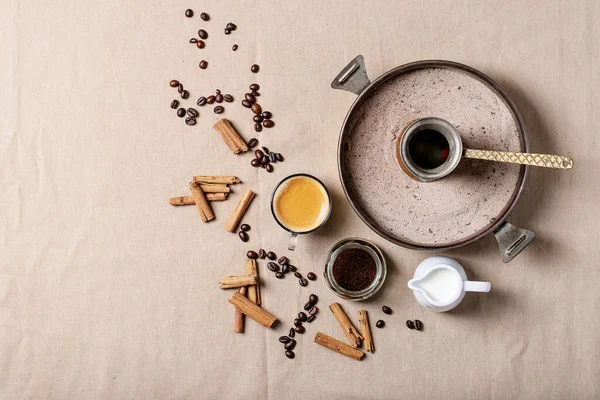 Café Frais Dans Des Tasses Verre Avec Bâtonnets Cannelle Sur — Photo