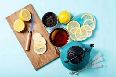 Cam bardakta siyah çay, üzerinde taze limon ve siyanür arkaplanı. Üst Manzara. Boşluğu Kopyala