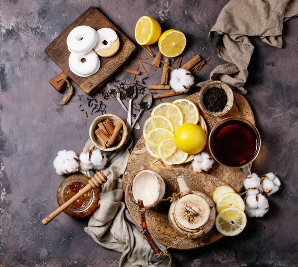 Schwarzer Tee Glasschale Serviert Mit Frischen Zitronen Honig Und Zimtstangen — Stockfoto