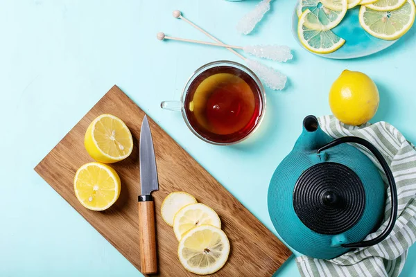 Cam bardakta siyah çay, üzerinde taze limon ve siyanür arkaplanı. Üst Manzara. Boşluğu Kopyala