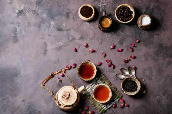 茶杯中的红茶与咖啡杯背景为褐色的浓缩咖啡相对比 顶部视图 复制空间 — 图库照片