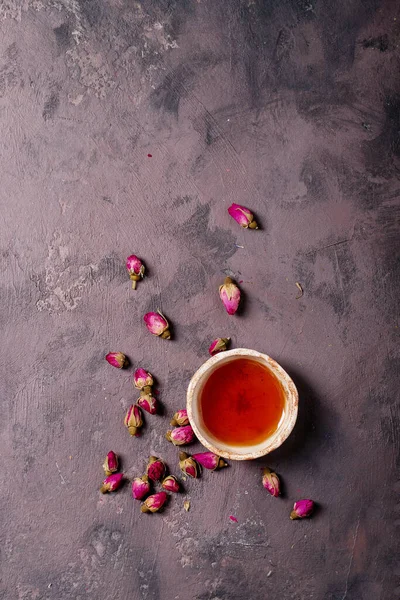 Chá Preto Uma Xícara Cerâmica Com Pétalas Rosa Sobre Fundo — Fotografia de Stock
